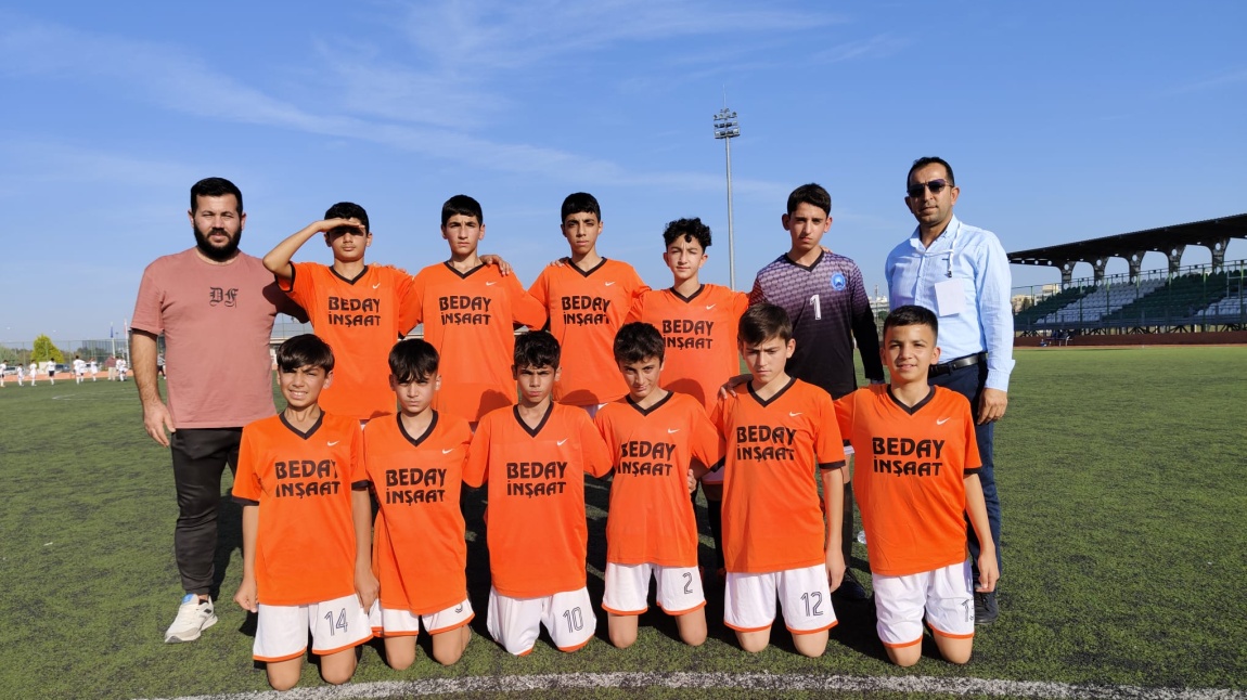 Ortaokullar arası Yıldız Erkekler Futbol Turnuvasında Ceyhan  2.si olarak Adana'da ilçemizi temsil edecek öğrencilerimizi ve öğretmenimizi tebrik ederiz.